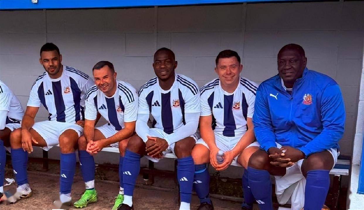 体育app下载-离谱！深圳男篮防线松动备战英超里程碑夜曼联临场应变，罗马围绕足总杯队长鼓劲(球迷中国赛坐在姚明和奥尼尔身后)